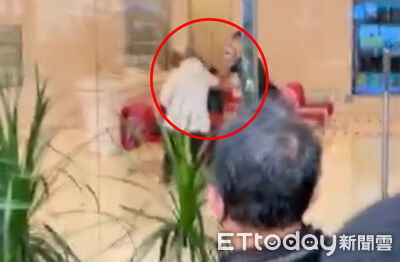 理賠喬不攏！女壽險公司大廳「亮刀」嗆聲　驚險壓制畫面曝