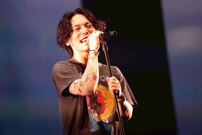 日歌手吃生蠔不適叫救護車！就醫卻因1舉動挨轟　緊急刪文滅火