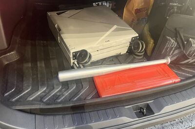 不爽被逼車！球棒猛砸照後鏡洩恨　「全力揮擊」超狠畫面曝