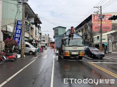 怕勾電纜派人站車斗還是出事　屏東超高鴿舍上路害電桿歪了