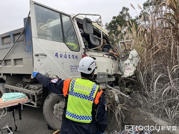 ▲苗栗縣卓蘭鎮大安溪疏濬便道，發生2輛砂石車對撞事故，8旬高齡駕駛一度受困車內，送醫無大礙。（圖／記者楊永盛翻攝）