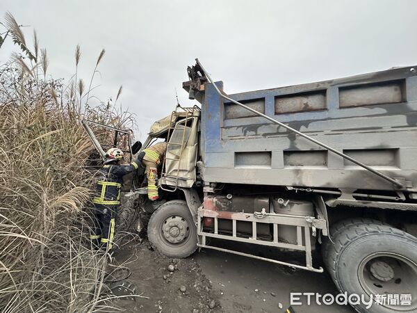 ▲苗栗縣卓蘭鎮大安溪疏濬便道，發生2輛砂石車對撞事故，8旬高齡駕駛一度受困車內，送醫無大礙。（圖／記者楊永盛翻攝）