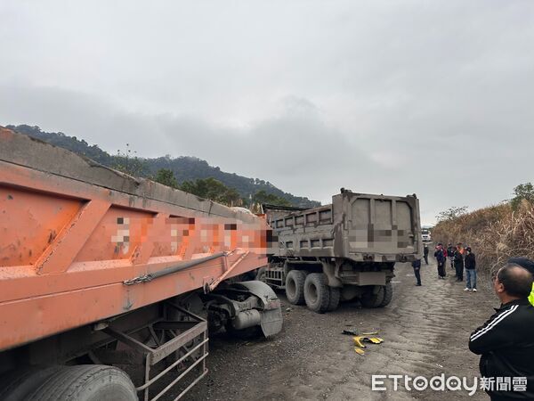 ▲苗栗縣卓蘭鎮大安溪疏濬便道，發生2輛砂石車對撞事故，8旬高齡駕駛一度受困車內，送醫無大礙。（圖／記者楊永盛翻攝）