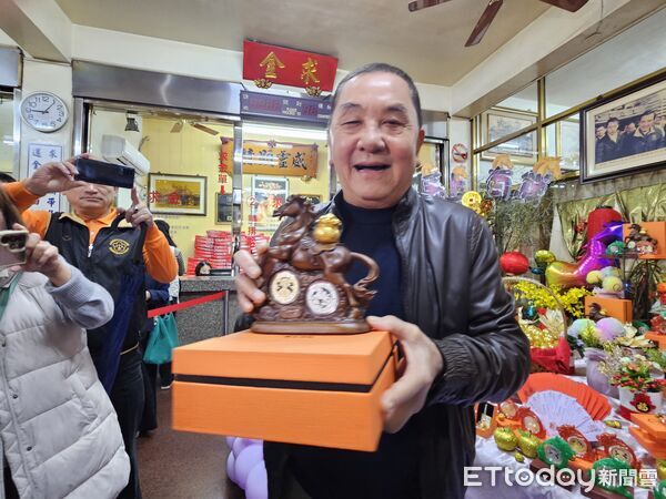 ▲竹山紫南宮推出馬年紀念套幣，明年元旦發放。（圖／記者高堂堯攝）