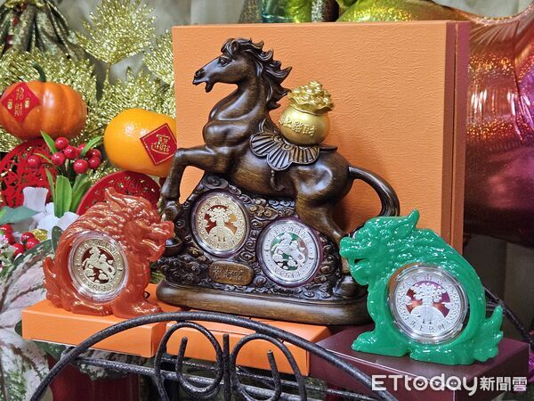 ▲竹山紫南宮推出馬年紀念套幣，明年元旦發放。（圖／記者高堂堯攝，下同）