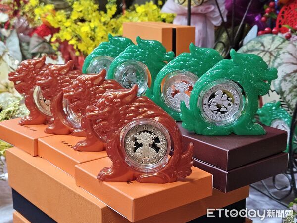 ▲竹山紫南宮推出馬年紀念套幣，明年元旦發放。（圖／記者高堂堯攝）