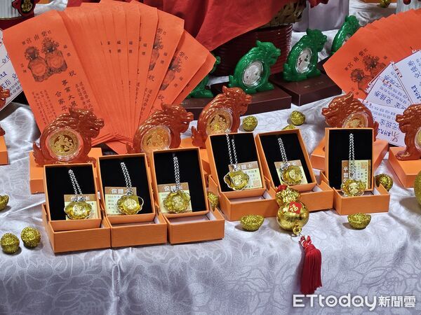 ▲竹山紫南宮推出馬年紀念套幣，明年元旦發放。（圖／記者高堂堯攝）