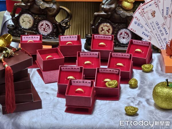 ▲竹山紫南宮推出馬年紀念套幣，明年元旦發放。（圖／記者高堂堯攝）