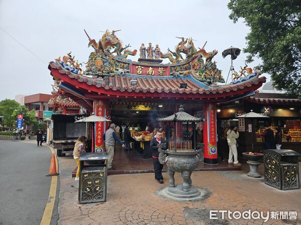 ▲竹山紫南宮推出馬年紀念套幣，明年元旦發放。（圖／記者高堂堯攝）