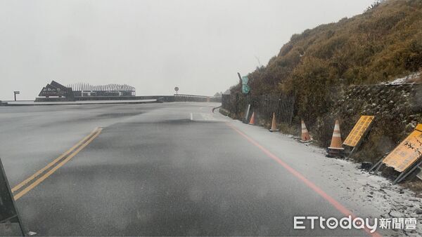 ▲▼合歡山區昆陽至大禹嶺路段道路潮濕結冰，今天8時起已限加掛雪鏈通行。（圖／公路局提供，下同）