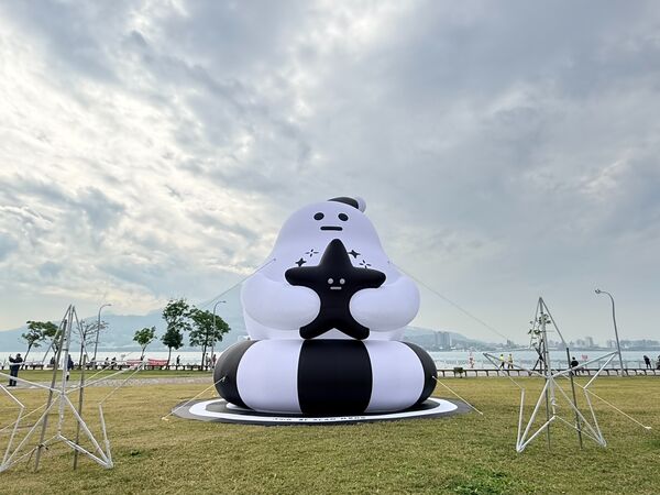 ▲AH!Q在淡水金色水岸，陪大家等待跨河煙火,三重鴨鴨公園花海。（圖／新北市高灘處提供）