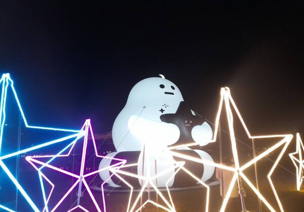 ▲AH!Q在淡水金色水岸，陪大家等待跨河煙火,三重鴨鴨公園花海。（圖／新北市高灘處提供）