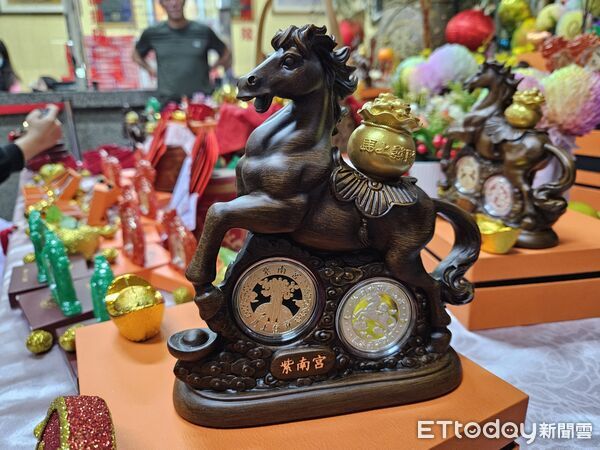 ▲紫南宮馬年金銀紀念套幣。（圖／記者高堂堯攝）