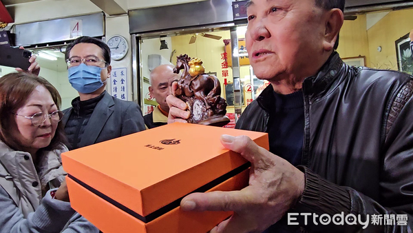 ▲紫南宮馬年紀念套幣外包裝質感有如名牌精品。（圖／記者高堂堯攝）