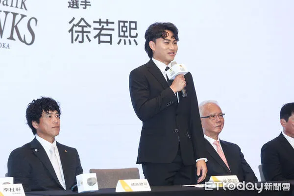 ▲徐若熙加盟福岡軟銀鷹隊記者會。（圖／記者林敬旻攝）