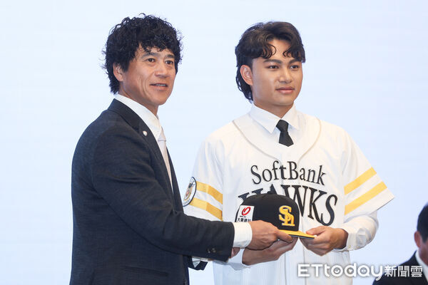 ▲徐若熙加盟福岡軟銀鷹隊記者會。（圖／記者林敬旻攝）