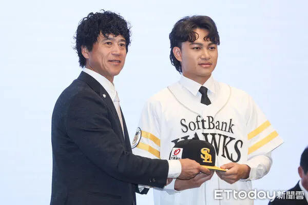 ▲徐若熙加盟福岡軟銀鷹隊記者會。（圖／記者林敬旻攝）