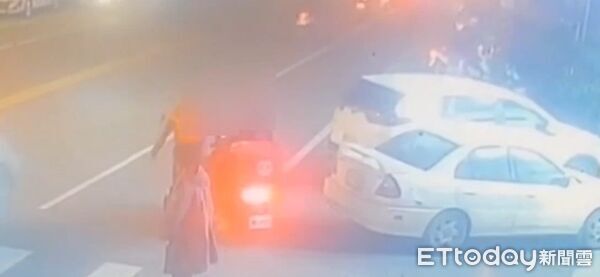 ▲男子先用手電筒照射外送員眼睛後，繼而出拳毆打外送員致流鼻血。（圖／記者王兆麟翻攝，下同）