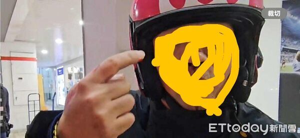 ▲男子先用手電筒照射外送員眼睛後，繼而出拳毆打外送員致流鼻血。（圖／記者王兆麟翻攝，下同）