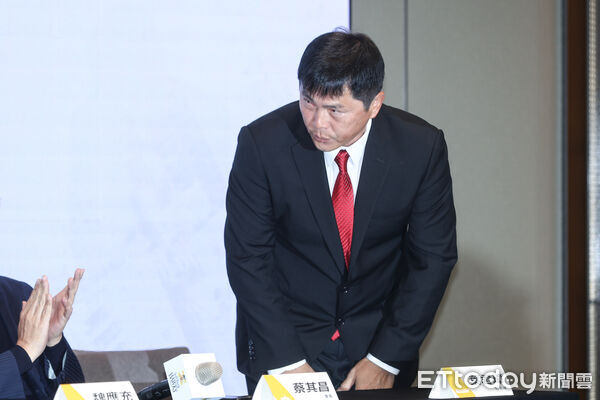 ▲味全龍總教練葉君璋出席徐若熙加盟福岡軟銀鷹隊記者會。（圖／記者林敬旻攝）