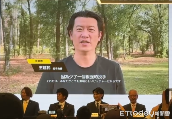 ▲中職中信兄弟投手教練王建民祝福徐若熙加盟福岡軟銀鷹。（圖／記者楊舒帆攝）