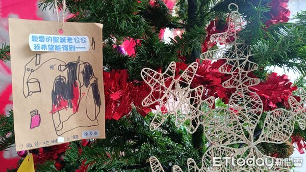 ▲▼門諾醫院化身「聖誕老公公」，在佳節前夕走進大進國小附設幼兒園。（圖／門諾醫院提供，下同）