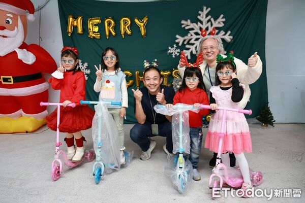 ▲▼門諾醫院化身「聖誕老公公」，在佳節前夕走進大進國小附設幼兒園。（圖／門諾醫院提供，下同）