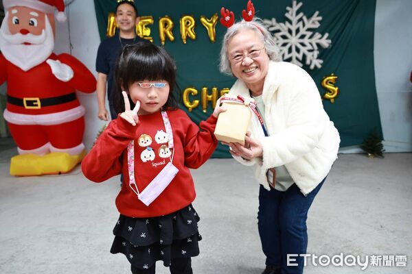 ▲▼門諾醫院化身「聖誕老公公」，在佳節前夕走進大進國小附設幼兒園。（圖／門諾醫院提供，下同）