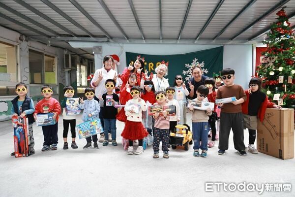 ▲▼門諾醫院化身「聖誕老公公」，在佳節前夕走進大進國小附設幼兒園。（圖／門諾醫院提供，下同）