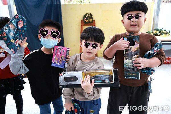 ▲▼門諾醫院化身「聖誕老公公」，在佳節前夕走進大進國小附設幼兒園。（圖／門諾醫院提供，下同）