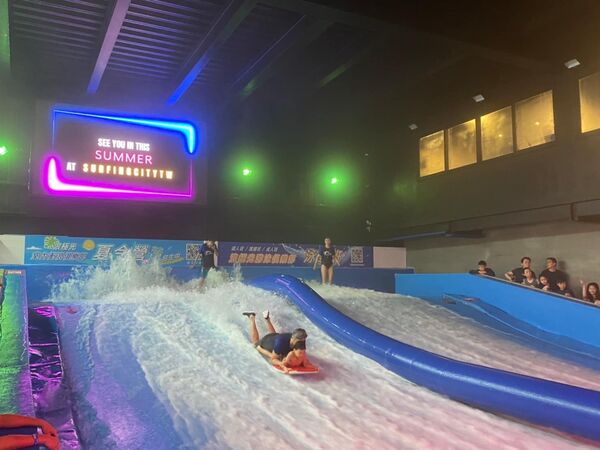 ▲▼浪極光室內衝浪實景。（圖／翻攝《浪極光SurfingCity室內衝浪》粉專）