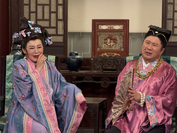 ▲胡瓜幫雞腿去骨，陳亞蘭看得是心驚膽跳。（圖／華視提供）