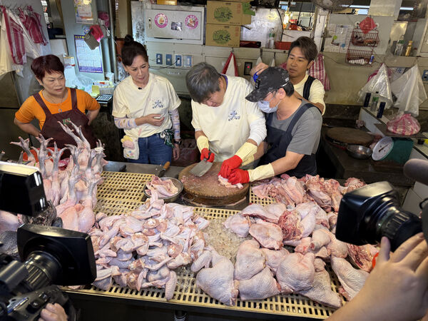 ▲胡瓜幫雞腿去骨，陳亞蘭看得是心驚膽跳。（圖／華視提供）