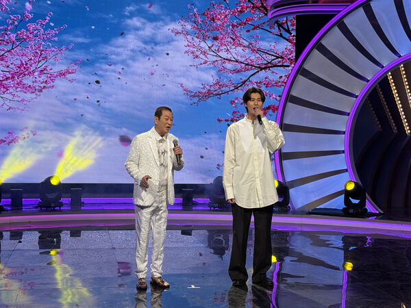 ▲胡瓜幫雞腿去骨，陳亞蘭看得是心驚膽跳。（圖／華視提供）