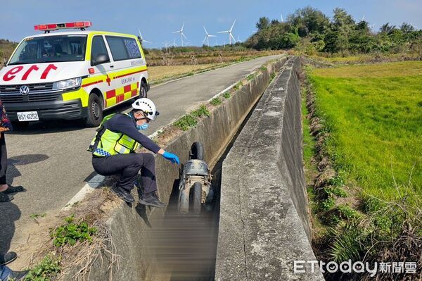 ▲苗栗縣後龍鎮87歲老翁騎機車外出，摔落排水溝裡面重傷，被發現時已斷氣多時。（圖／記者楊永盛翻攝）
