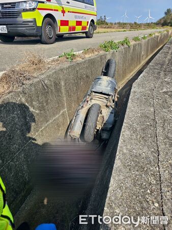 ▲苗栗縣後龍鎮87歲老翁騎機車外出，摔落排水溝裡面重傷，被發現時已斷氣多時。（圖／記者楊永盛翻攝）