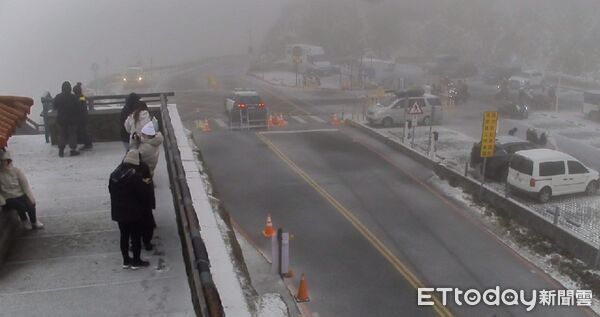 ▲▼合歡山區昆陽至大禹嶺路段道路潮濕結冰，今天凌晨路段已有結冰情形，限加掛雪鏈通行。（圖／公路局提供，下同）