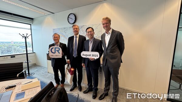 ▲驗船中心拜訪鹿特丹港務局，汲取歐洲新能源規劃經驗。右起鹿特丹港務局商務副總Matthijs van Doorn、驗船中心林國顯董事長、鹿特丹國際事務首席總監Ren&eacute; van der Plas及驗船中心鄭志文執行長。（圖／驗船中心提供）