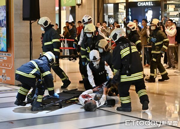 ▲▼台北市政府於捷運市政府站、市府轉運站及鄰近場域進行危安演練，施行持刀歹徒無差別攻擊之應變處置 。（圖／記者李毓康攝）