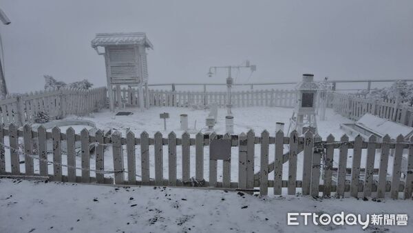 ▲▼玉山北峰下午再度下雪。（圖／氣象署提供）