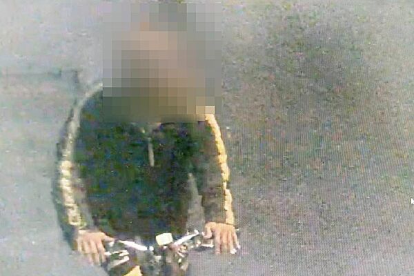 ▲蘆竹警方調閱監視器發現，朱姓男子騎乘自行車經過案發地點，隨即撿拾玻璃割破初選布條。（圖／蘆竹警方提供）