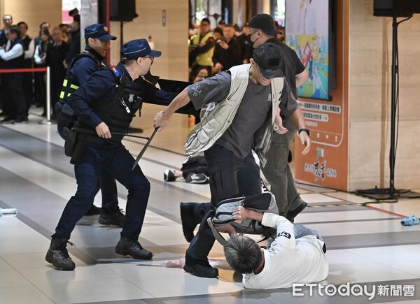 ▲▼台北市政府於捷運市政府站、市府轉運站及鄰近場域進行危安演練，施行持刀歹徒無差別攻擊之應變處置。（圖／記者李毓康攝）