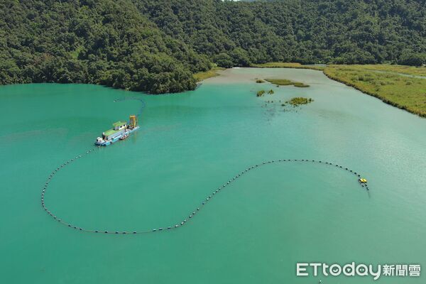 ▲台電人員於日月潭水庫進行排砂作業。（圖／記者高堂堯翻攝，下同）