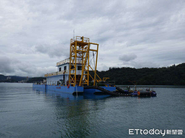 ▲台電人員於日月潭進行排砂作業。（圖／記者高堂堯翻攝）