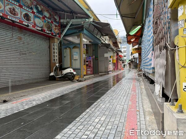 ▲▼花蓮市大禹街自從十多年前鋪設地磚後，機車打滑事件不斷，店家與居民都相當憂心。（圖／花蓮市公所提供，下同）