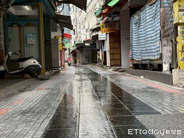 ▲▼花蓮市大禹街自從十多年前鋪設地磚後，機車打滑事件不斷，店家與居民都相當憂心。（圖／花蓮市公所提供，下同）