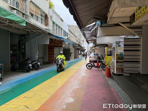 ▲▼花蓮市大禹街自從十多年前鋪設地磚後，機車打滑事件不斷，店家與居民都相當憂心。（圖／花蓮市公所提供，下同）