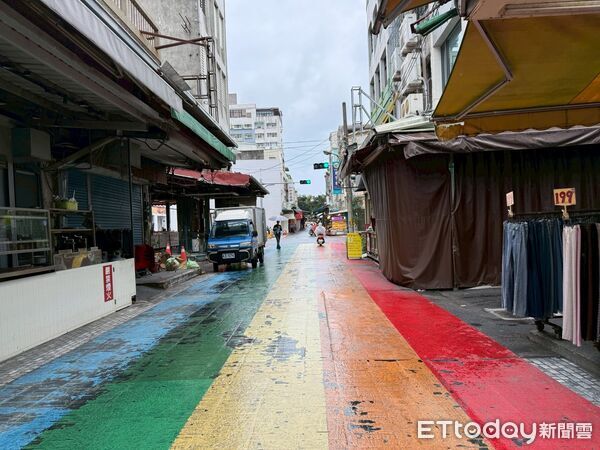 ▲▼花蓮市大禹街自從十多年前鋪設地磚後，機車打滑事件不斷，店家與居民都相當憂心。（圖／花蓮市公所提供，下同）