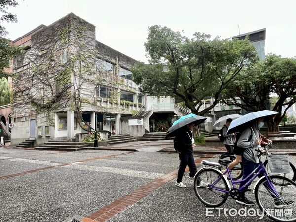 ▲▼台大「小福樓」營業到今年底，包括福利社、郵局和3C賣場也陸續貼出公告，部分商家已經開始打包。（圖／記者許敏溶攝）