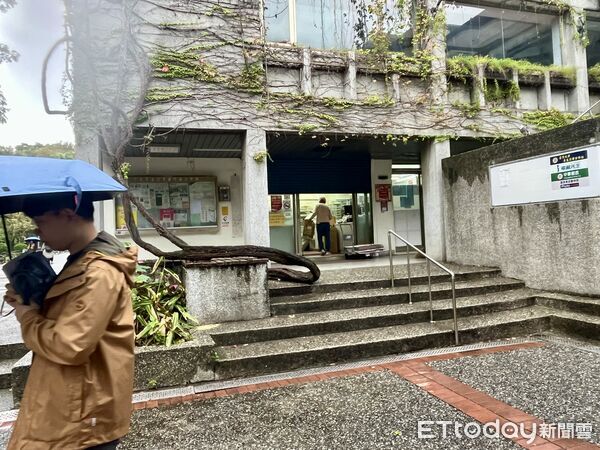 ▲▼台大「小福樓」營業到今年底，包括福利社、郵局和3C賣場也陸續貼出公告，部分商家已經開始打包。（圖／記者許敏溶攝）